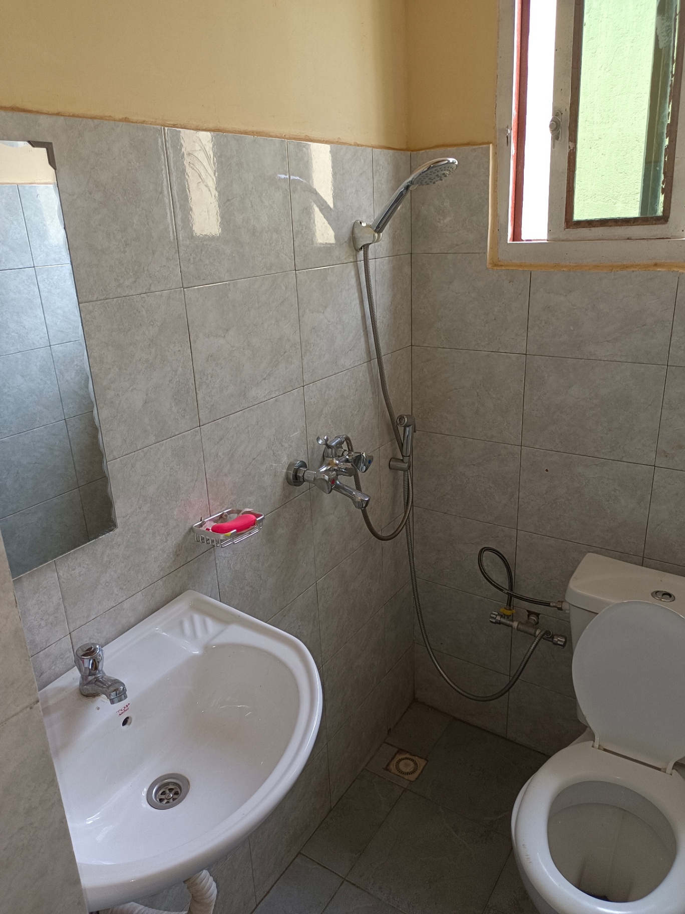 Salle de bain avec douche
